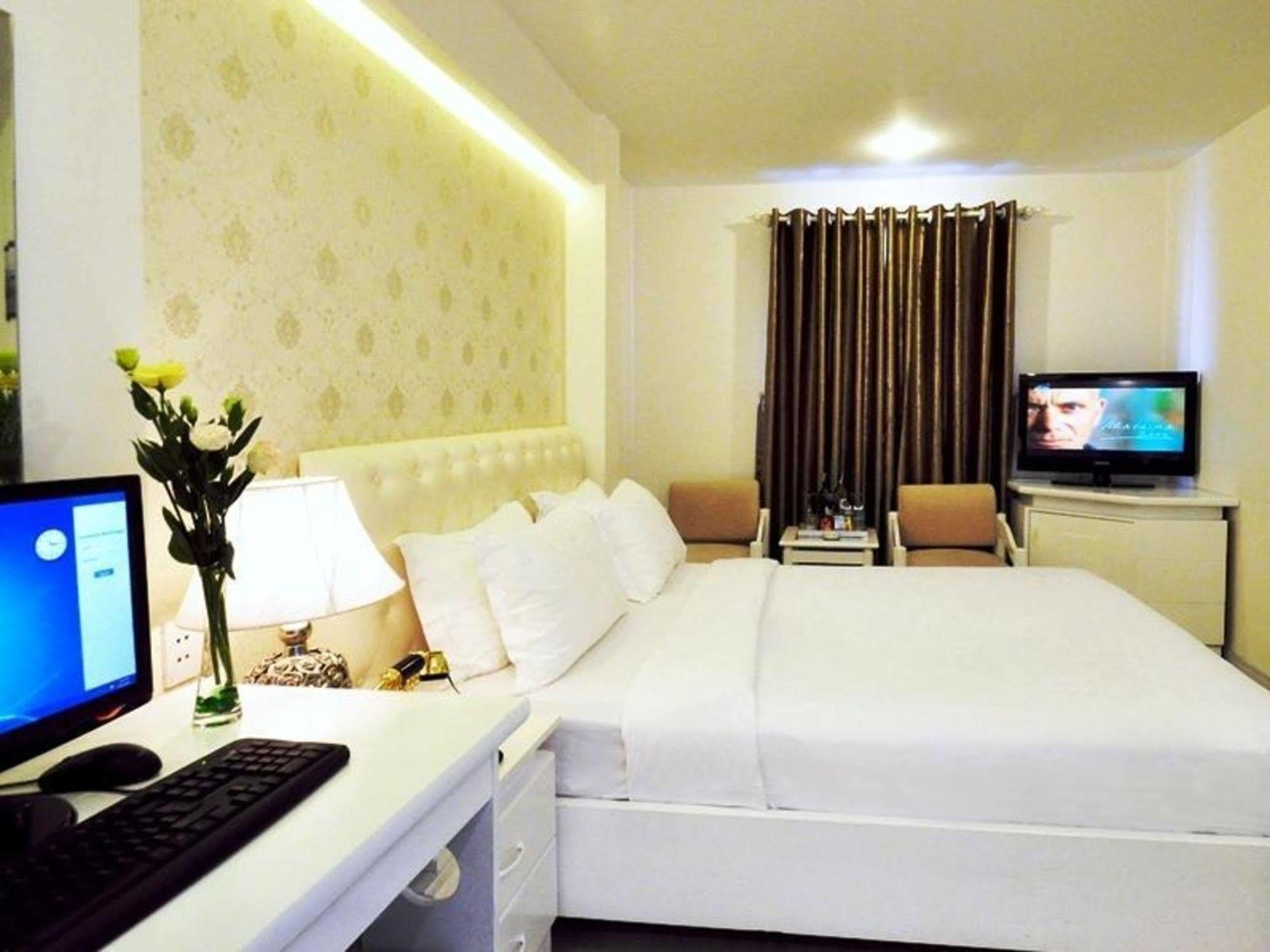 The White Hotel 8A Thai Van Lung Cidade de Ho Chi Minh Exterior foto